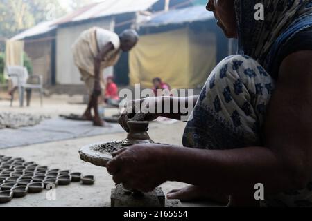 BARPETA, INDE - NOVEMBRE 7 : une femme fabrique des lampes en terre ou des Diyas à sa résidence avant le Festival Diwali dans un village de Barpeta, Inde, le 7 novembre 2023. Les lampes en terre sont une partie importante de la culture et de la tradition indiennes. Crédit : David Talukdar/Alamy Live News Banque D'Images