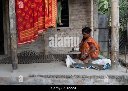 BARPETA, INDE - NOVEMBRE 7 : une femme fabrique des lampes en terre ou des Diyas à sa résidence avant le Festival Diwali dans un village de Barpeta, Inde, le 7 novembre 2023. Les lampes en terre sont une partie importante de la culture et de la tradition indiennes. Crédit : David Talukdar/Alamy Live News Banque D'Images