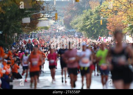 Les coureurs parcourent la First Avenue en passant par le mile 16 du marathon de New York 2023, le dimanche 5 novembre 2023. (Gordon Donovan) Banque D'Images