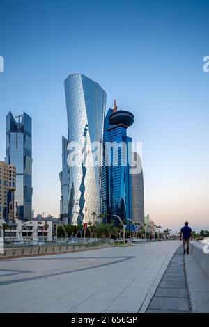 Belle vue de Doha Skyline de la ville de Doha après le coucher du soleil, Qatar Banque D'Images