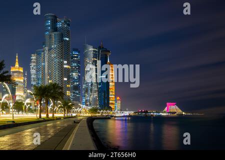 Belle vue de Doha Skyline de la ville de Doha après le coucher du soleil, Qatar Banque D'Images