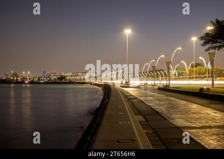 Une chaise vide le long de la corniche ou de la promenade surplombant la mer ou la baie à Doha Qatar Banque D'Images