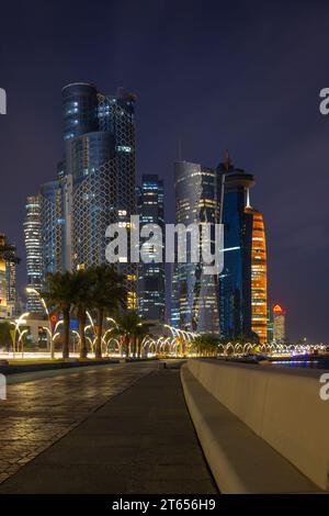 Belle vue de Doha Skyline de la ville de Doha après le coucher du soleil, Qatar Banque D'Images