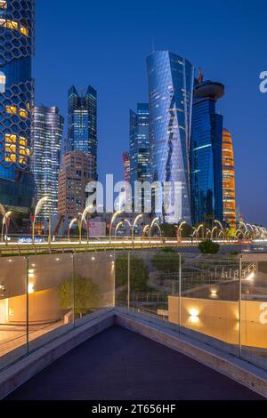 Belle vue de Doha Skyline de la ville de Doha après le coucher du soleil, Qatar Banque D'Images