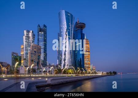 Belle vue de Doha Skyline de la ville de Doha après le coucher du soleil, Qatar Banque D'Images