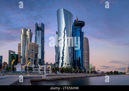 Belle vue de Doha Skyline de la ville de Doha après le coucher du soleil, Qatar Banque D'Images