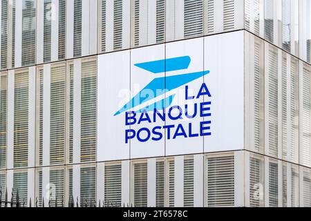 Signe et logo sur le bâtiment du siège de la Banque postale. La Banque postale est une banque publique française, filiale du groupe la poste Banque D'Images