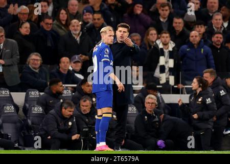 Mauricio Pochettino, Manager de Chelsea, parle à Mykhaylo Mudryk - Tottenham Hotspur v Chelsea, Premier League, Tottenham Hotspur Stadium, Londres, Royaume-Uni - 6 novembre 2023 usage éditorial uniquement - des restrictions DataCo s'appliquent Banque D'Images