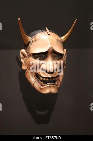 Masque de théâtre Noh. Représentez Hannya, l'âme d'une femme qui est devenue un démon ou un fantôme par jalousie ou obsession. Japon. 18e-19e siècle. La Banque D'Images