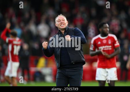 Steve Cooper, entraîneur-chef de Nottingham Forest célèbre la victoire lors du match de Premier League entre Nottingham Forest et Aston Villa au City Ground, Nottingham, le dimanche 5 novembre 2023. (Photo : Jon Hobley | MI News) crédit : MI News & Sport / Alamy Live News Banque D'Images