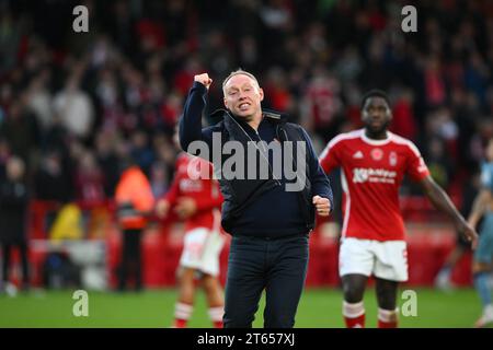 Steve Cooper, entraîneur-chef de Nottingham Forest célèbre la victoire lors du match de Premier League entre Nottingham Forest et Aston Villa au City Ground, Nottingham, le dimanche 5 novembre 2023. (Photo : Jon Hobley | MI News) crédit : MI News & Sport / Alamy Live News Banque D'Images