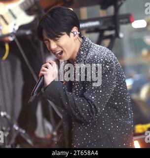8 novembre 2023, New York, New York, États-Unis : le chanteur sud-coréen de K-Pop JUNG KOOK se produit au Today Show au Rockefeller Plaza. (Image de crédit : © Nancy Kaszerman/ZUMA Press Wire) USAGE ÉDITORIAL SEULEMENT! Non destiné à UN USAGE commercial ! Banque D'Images