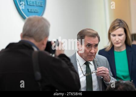 Washington, États-Unis. 08 novembre 2023. John Kirby, coordonnateur des communications stratégiques du NSC, arrive pour le point de presse quotidien à la Maison Blanche à Washington, DC, le mercredi 8 novembre 2023. Crédit : Chris Kleponis/Pool via CNP crédit : Abaca Press/Alamy Live News Banque D'Images