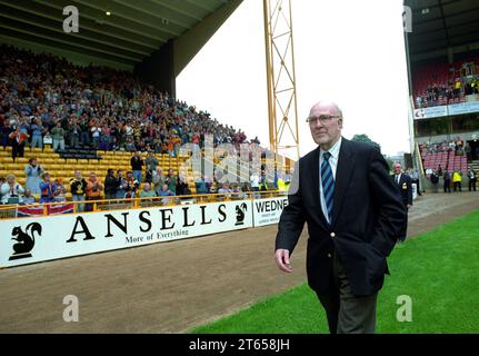 Stan Cullis, ancien entraîneur du Wolverhampton Wanderers football Club, a passé devant le stade Molineux Stand nommé d'après lui 9/8/92 Banque D'Images