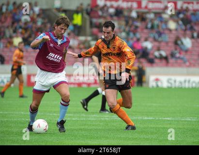 WOLVES V ASTON VILLA À MOLINEUX 9/8/92 Paul Cook et Gary Parker Banque D'Images