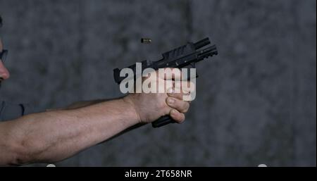 Pistolet gros plan Stoeger STR-9 Striker tiré 9 mm, tir unique au champ de tir en super ralenti 800 images/s. Banque D'Images