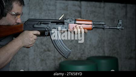 Tir AK-47 fusil, tir Kalachnikov au ralenti à haute vitesse 800fps, gros plan d'arme classique Banque D'Images