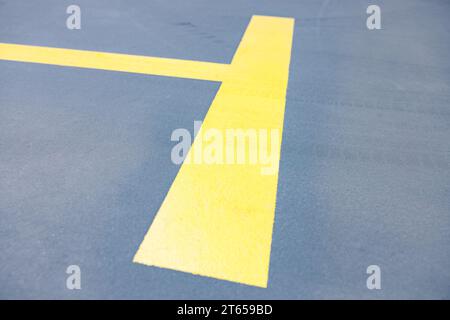 Ligne jaune marquée sur la route dans le stationnement Banque D'Images