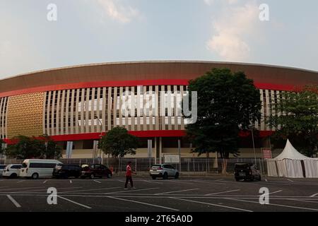 Solo, Java central, Indonésie. 9 novembre 2023. PHOTO PRISE AVEC Un SMARTPHONE : vue générale au stade Manahan, qui est le lieu de la ronde de qualification du groupe B, une ronde de 16, des quarts de finale, des demi-finales et la finale de la coupe du monde indonésienne U-17 en solo. (Image de crédit : © Angga Budhiyanto/ZUMA Press Wire) USAGE ÉDITORIAL SEULEMENT! Non destiné à UN USAGE commercial ! Banque D'Images