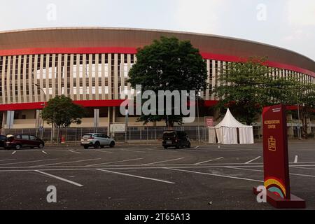 Solo, Java central, Indonésie. 9 novembre 2023. PHOTO PRISE AVEC Un SMARTPHONE : vue générale au stade Manahan, qui est le lieu de la ronde de qualification du groupe B, une ronde de 16, des quarts de finale, des demi-finales et la finale de la coupe du monde indonésienne U-17 en solo. (Image de crédit : © Angga Budhiyanto/ZUMA Press Wire) USAGE ÉDITORIAL SEULEMENT! Non destiné à UN USAGE commercial ! Banque D'Images