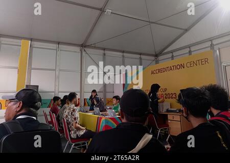 Solo, Java central, Indonésie. 9 novembre 2023. PHOTO PRISE AVEC Un SMARTPHONE : les journalistes et le personnel officiel ont fait la queue pour obtenir des cartes d'identité au Centre d'accréditation du stade Manahan, qui est le lieu de la ronde de qualification du groupe B, une ronde de 16, des quarts de finale, des demi-finales et la finale de la coupe du monde indonésienne U-17 en solo. (Image de crédit : © Angga Budhiyanto/ZUMA Press Wire) USAGE ÉDITORIAL SEULEMENT! Non destiné à UN USAGE commercial ! Banque D'Images