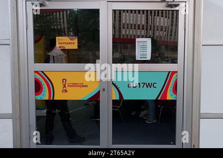 Solo, Java central, Indonésie. 9 novembre 2023. PHOTO PRISE AVEC Un SMARTPHONE : les journalistes et le personnel officiel ont fait la queue pour obtenir des cartes d'identité au Centre d'accréditation du stade Manahan, qui est le lieu de la ronde de qualification du groupe B, une ronde de 16, des quarts de finale, des demi-finales et la finale de la coupe du monde indonésienne U-17 en solo. (Image de crédit : © Angga Budhiyanto/ZUMA Press Wire) USAGE ÉDITORIAL SEULEMENT! Non destiné à UN USAGE commercial ! Banque D'Images