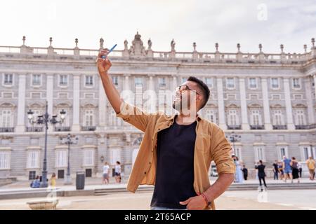 Jeune latin visitant Madrid. touriste prenant un selfie dans des lieux célèbres de la ville. Banque D'Images