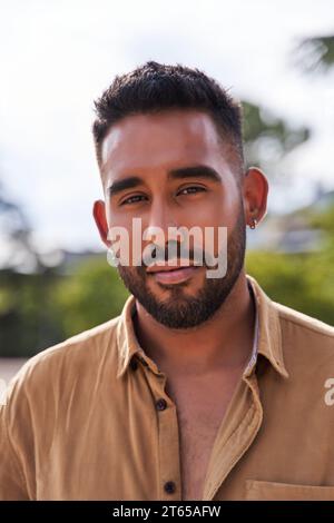 portrait d'un homme hispanique barbu regardant la caméra Banque D'Images