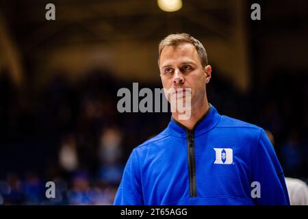 1 novembre 2023 : l'entraîneur-chef des Duke Blue Devils, Jon Scheyer, avant le match de basketball de la NCAA contre les Braves de Pembroke au Cameron Indoor à Durham, en Caroline du Nord. (Scott Kinser/Cal Sport Media) Banque D'Images