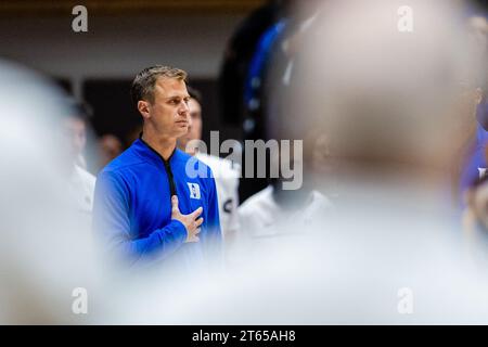 1 novembre 2023 : l'entraîneur-chef des Duke Blue Devils, Jon Scheyer, représente l'hymne national avant le match de basketball de la NCAA contre les Braves de Pembroke au Cameron Indoor à Durham, en Caroline du Nord. (Scott Kinser/Cal Sport Media) Banque D'Images