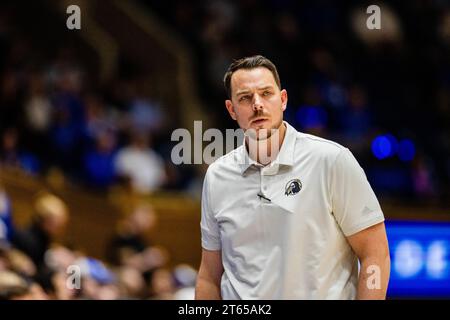 Le 1 novembre 2023 : l'entraîneur-chef des Braves des Pembroke dessine Richards lors de la première moitié du match de basketball de la NCAA contre les Duke Blue Devils au Cameron Indoor à Durham, en Caroline du Nord. (Scott Kinser/Cal Sport Media) Banque D'Images