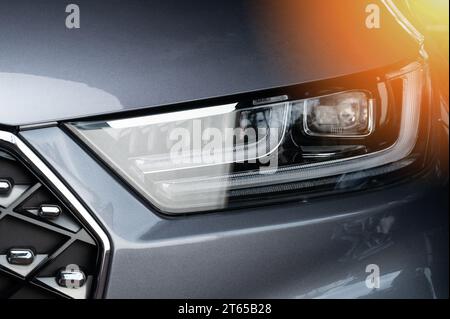 Vue rapprochée des phares LED de voiture moderne sur la couleur gris métallisé bofy Banque D'Images