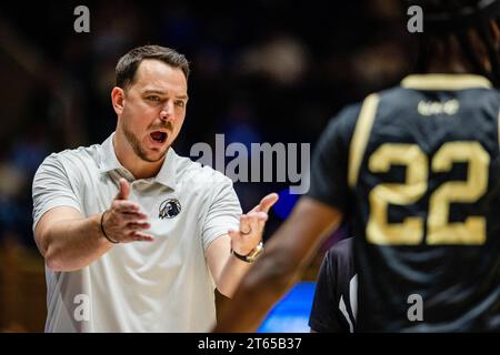 1 novembre 2023 : l'entraîneur-chef des Braves des Pembroke, Drew Richards, plaide pour un appel lors de la seconde moitié du match de basket-ball de la NCAA contre les Duke Blue Devils au Cameron Indoor à Durham, en Caroline du Nord. (Scott Kinser/Cal Sport Media) Banque D'Images