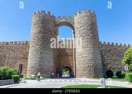 Puerta médiévale de San Vicente et remparts de la ville, Calle de López Núñez, Ávila, Castille-et-León, Royaume d'Espagne Banque D'Images