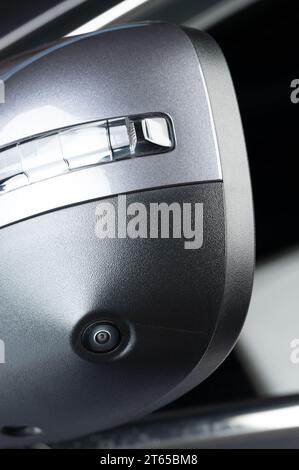Nettoyer la lentille de la caméra sur le rétroviseur latéral de la voiture macro vue rapprochée Banque D'Images
