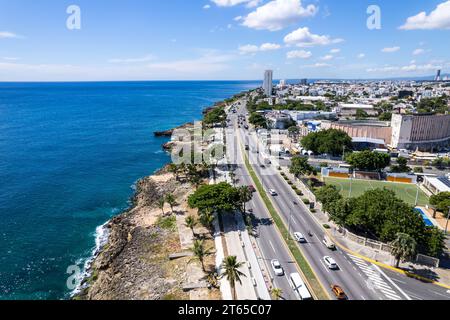 Vue aérienne du Santo Domingo, capitale de la République Dominicaine, ses belles rues et bâtiments, la Fuente Centro de los Heroes, le Pabellón de Banque D'Images