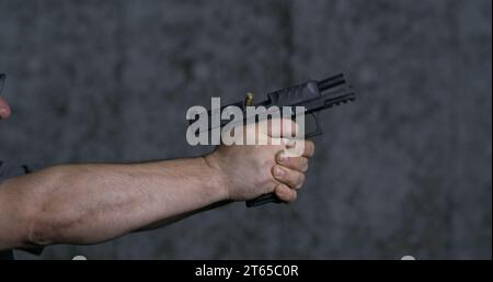 Tir unique du pistolet Stoeger STR-9 9mm au champ de tir, détaillé en ralenti à 800 ips Banque D'Images
