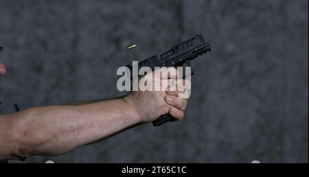 Tir unique du pistolet Stoeger STR-9 9mm au champ de tir, détaillé en ralenti à 800 ips Banque D'Images