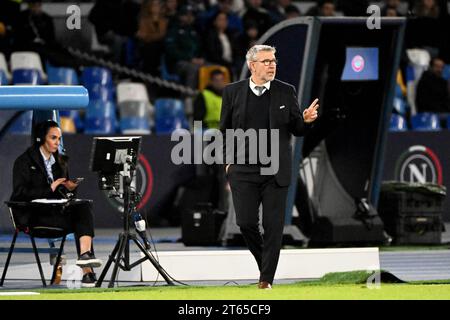 Neapel, Italie. 08 novembre 2023. Football : UEFA Champions League, SSC Napoli - 1. FC Union Berlin, phase de groupes, Groupe C, Journée 4, Stadio Diego Armando Maradona. L'entraîneur de l'Union Urs Fischer (à droite) donne des instructions tactiques. Crédit : Matthias Koch/dpa/Alamy Live News Banque D'Images