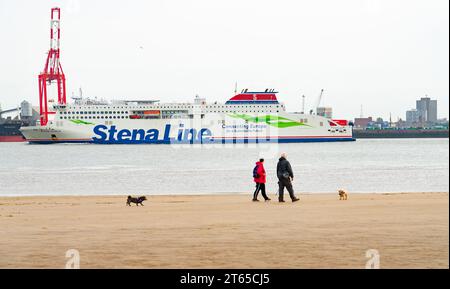 Le Stena Embla Ferry opère entre Birkenhead et Belfast, passant ici New Brighton et Liverpool en octobre 2023. Banque D'Images
