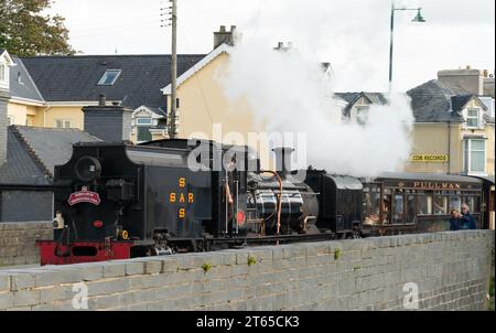 Le train à vapeur Snowdonia Star du Ffestiniog Railway, à Porthmadog, au nord du pays de Galles. Photographié en octobre 2023. Banque D'Images