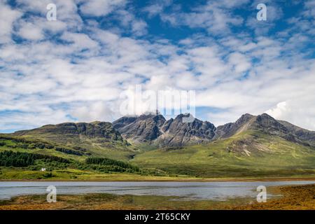 Vue sur le Loch Slapin vers les pics escarpés de Bla Bheinn (Blaven) sur l'île de Skye, Écosse, Royaume-Uni Banque D'Images