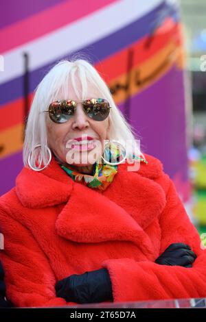 New York, États-Unis. , . L'artiste pop conceptuelle Argentine Marta Minujín, 80 ans, pose à côté de son installation Sculpture of Dreams à Times Square. La vibrante, grande échelle, gonflable de 16 pièces dans les bandes signature de l'artiste est la première sculpture publique de Minujín à New York au cours de ses soixante ans de carrière, et est présentée pour coïncider avec la grande exposition du Jewish Museum sur son travail, Marta Minujín : Arte! Arte ! Arte!, ouverture le 17 novembre. Crédit : Enrique Shore/Alamy Live News Banque D'Images