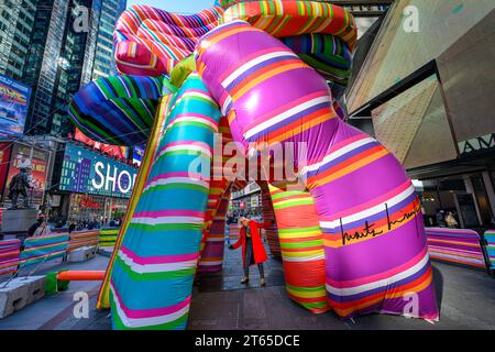 New York, États-Unis. , . L'artiste pop conceptuelle Argentine Marta Minujín, 80 ans, pose à côté de son installation Sculpture of Dreams à Times Square. La vibrante, grande échelle, gonflable de 16 pièces dans les bandes signature de l'artiste est la première sculpture publique de Minujín à New York au cours de ses soixante ans de carrière, et est présentée pour coïncider avec la grande exposition du Jewish Museum sur son travail, Marta Minujín : Arte! Arte ! Arte!, ouverture le 17 novembre. Crédit : Enrique Shore/Alamy Live News Banque D'Images