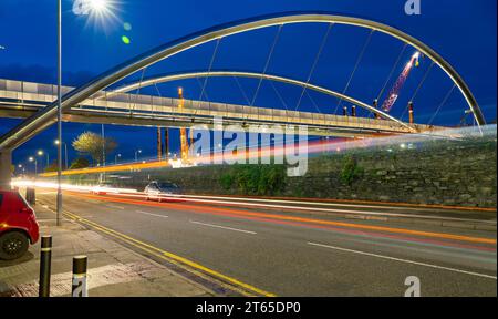 Le Celtic Gateway Bridge, Holyhead, Anglesey, pays de Galles du Nord. Relie piétons et cyclistes entre la ville et la gare. Novembre 2023. Banque D'Images