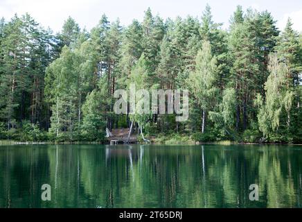 La vue panoramique d'un camping sur une rive du lac Baltis au début de l'automne (Lituanie). Banque D'Images