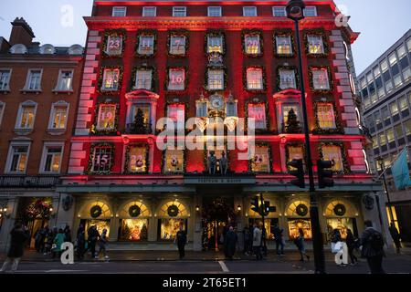 Vitrine Fortnum & Mason Christmas 2023, Piccadilly, Mayfair, centre de Londres, Angleterre, Royaume-Uni Banque D'Images