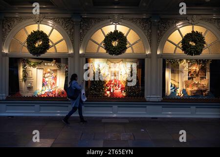 Vitrine Fortnum & Mason Christmas 2023, Piccadilly, Mayfair, centre de Londres, Angleterre, Royaume-Uni Banque D'Images