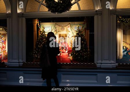 Vitrine Fortnum & Mason Christmas 2023, Piccadilly, Mayfair, centre de Londres, Angleterre, Royaume-Uni Banque D'Images