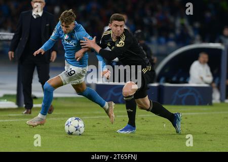 Naples, Italie. 08 novembre 2023. Lucas Tousart du FC Union Berlino dispute le ballon avec Robin Gosens du FC Union Berlino lors de la Ligue des champions de l'UEFA entre SSC Napoli et FC Union Berlin au Diego Armando Maradona Stadium Credit : Independent photo Agency/Alamy Live News Banque D'Images